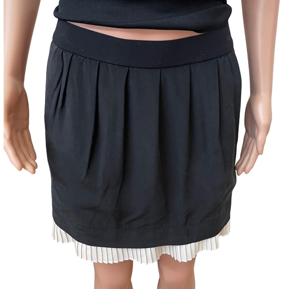 BCBG Maxazria Sz S black &‎ cream mini skirt, Stretchy waist, 100% SILK pleated
